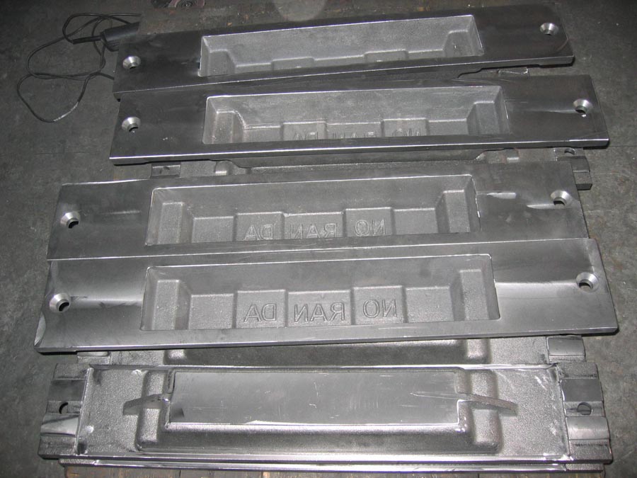 Cast iron ingot mould for residues
